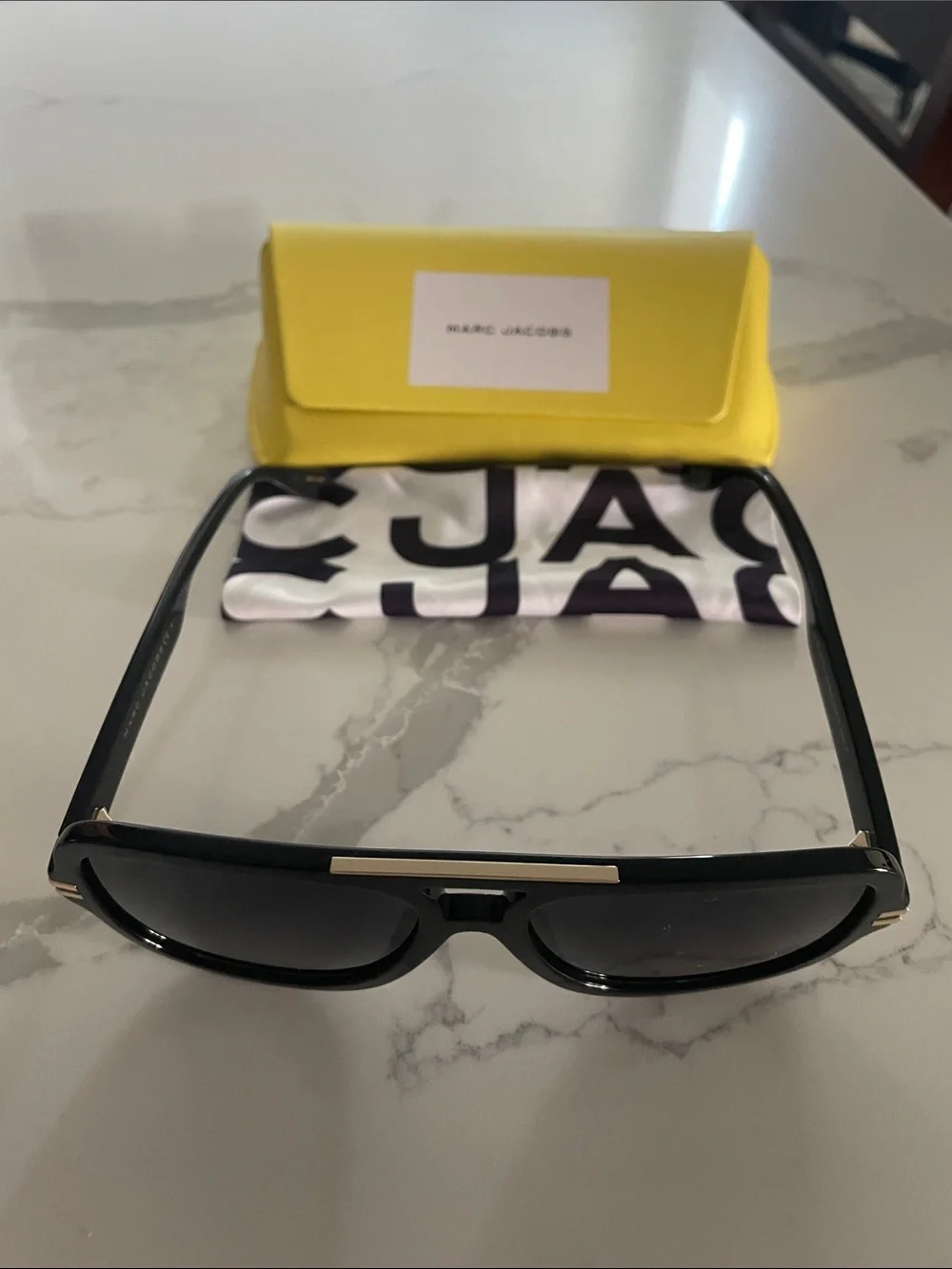 Marc Jacobs Unísex Black Frame Sunglasses w/Gold Accents & Gradient Gray Lenses